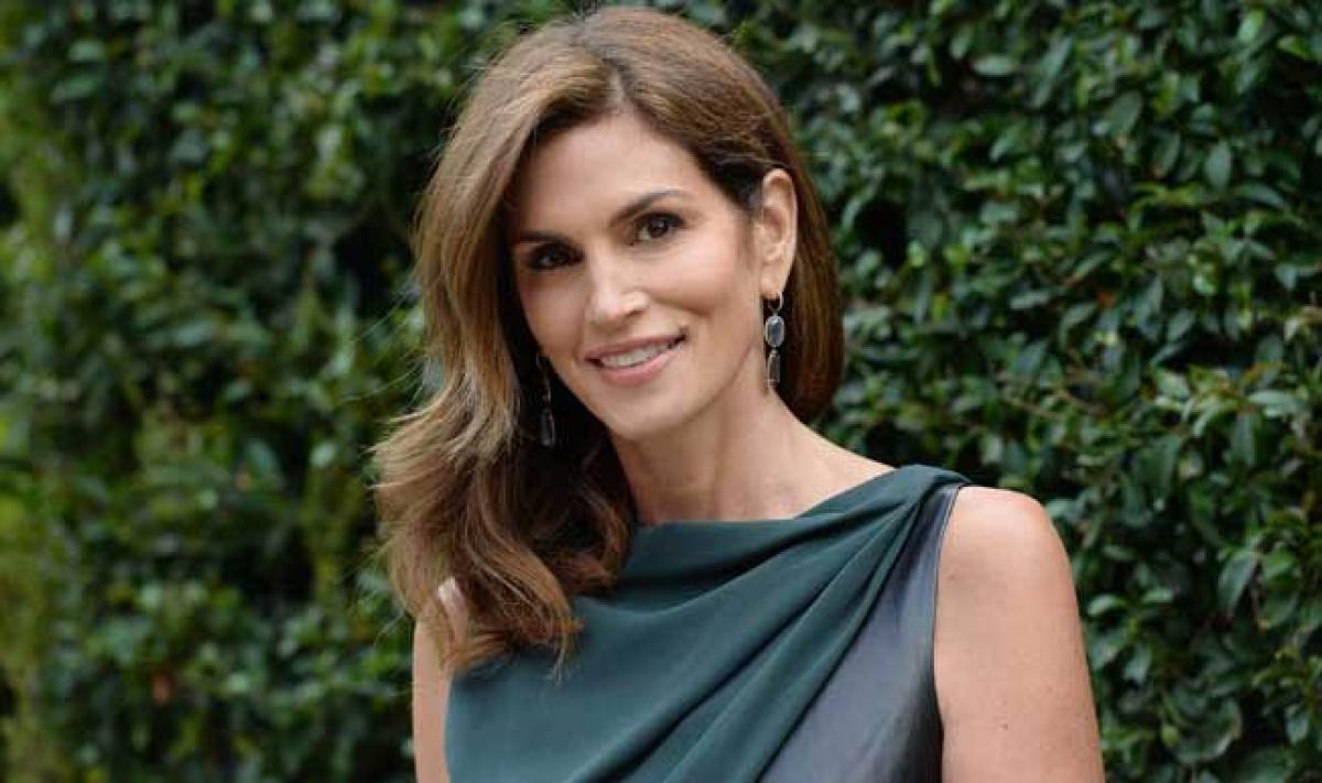 How to strike a perfect pose the Cindy Crawford way?