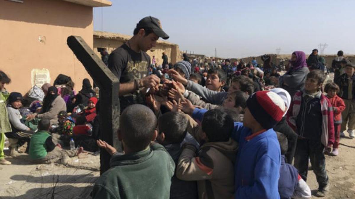 Iraqi officers find IS members hidden among refugees fleeing Mosul