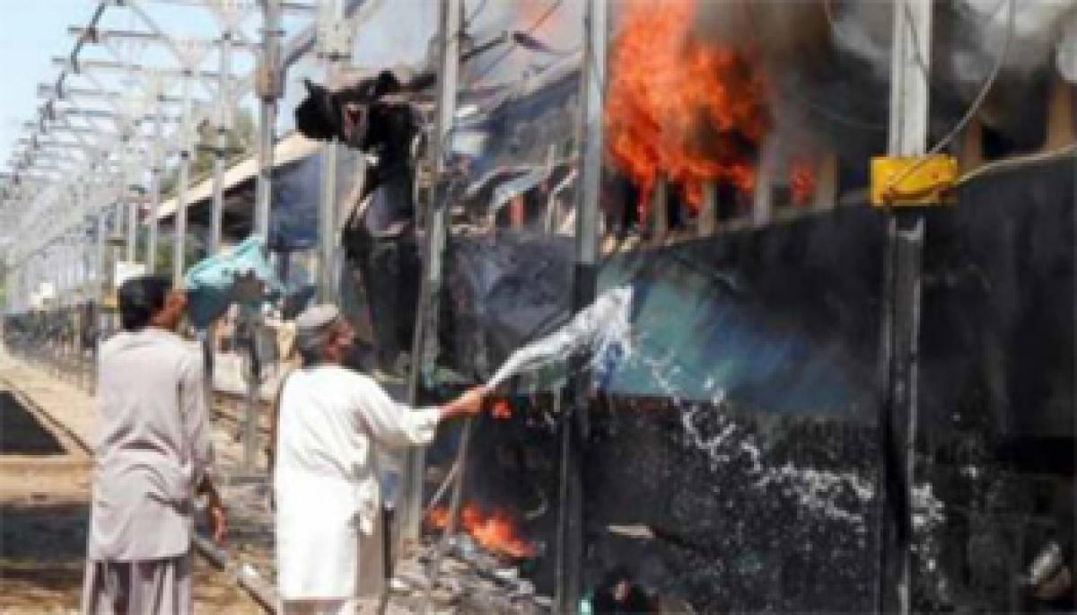 Bomb hits passenger train in Pakistans Balochistan, 1 killed