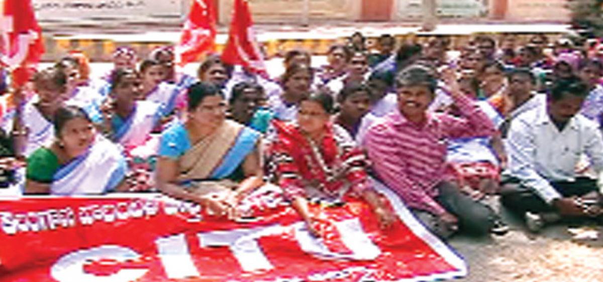 ASHA workers stage dharna for minimum wages