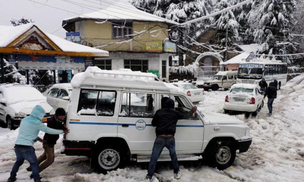 Shimla, Manali and Dalhousie cut off after snow, traffic hampered