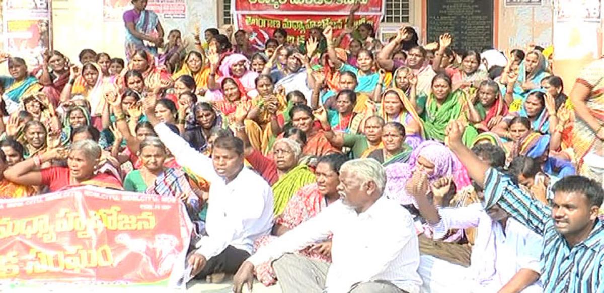 Mid-day meal workers stage dharna