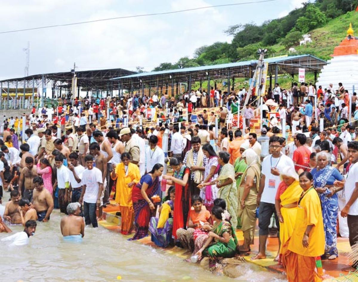 Over 16,000 take holy dip at Sangameswaram