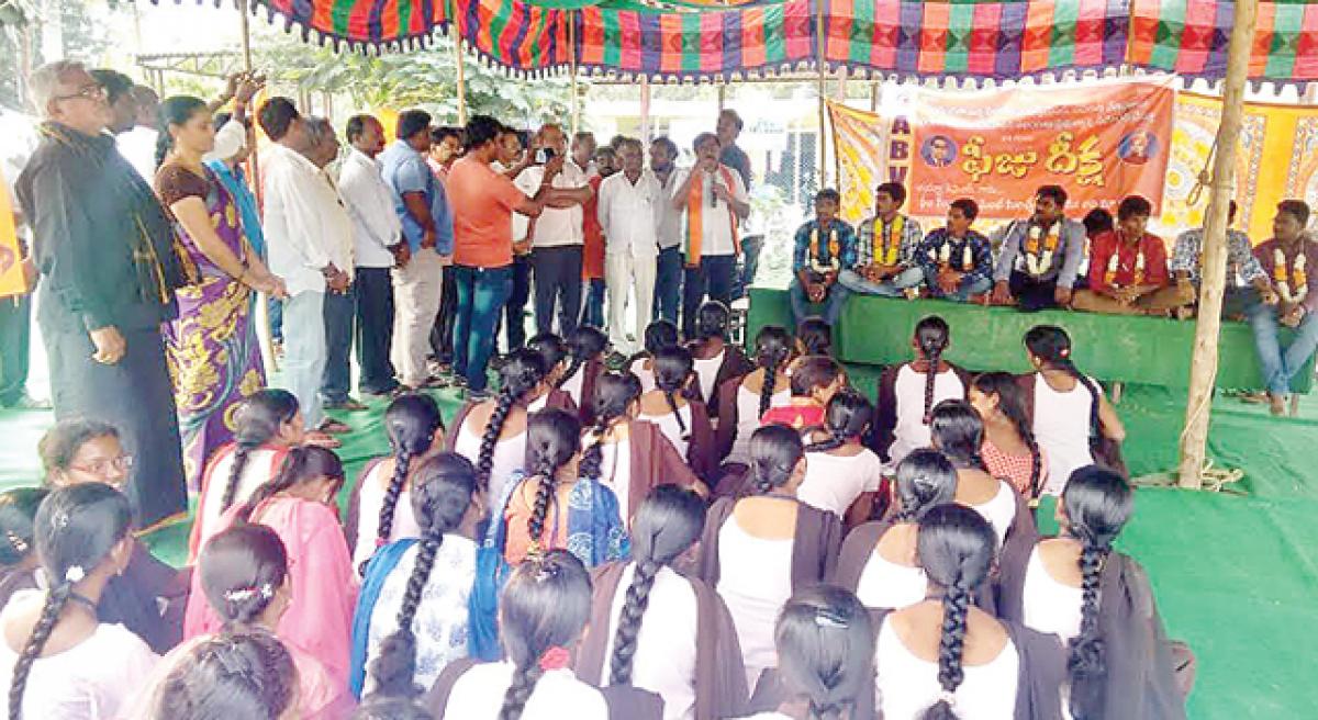 Akhil Bharatiya Vidhyardhi Parishad demands clearance of fee dues, sits on 24-hr hunger strike