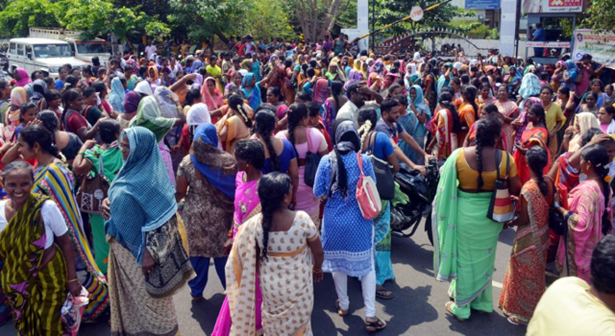 Anganwadi women stage dharna, arrested