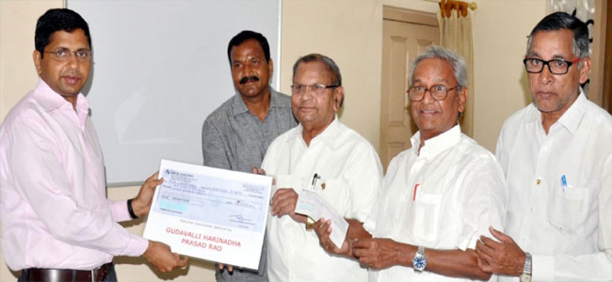 Dr Gudavalli donates `1 lakh for new transfusion centre