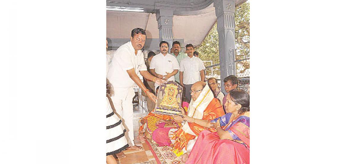 Justice Reddy visits Dwaraka Tirumala temple