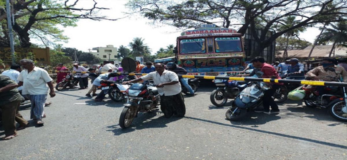 Road trafficpiles up as level-crossing fails