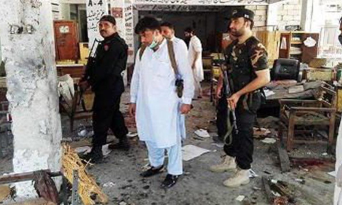 30 killed, 100 injured in Pakistan shrine bombing