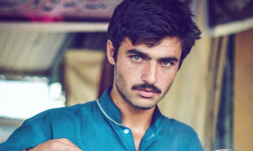 Blue-eyed Pakistani chai wala becomes internet sensation