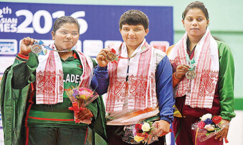 India begins golden run at SAG