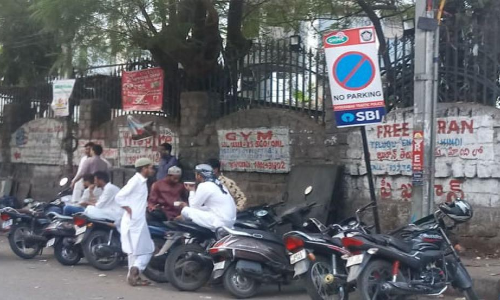 Teatotallers’ create traffic jam at Shanti Nagar