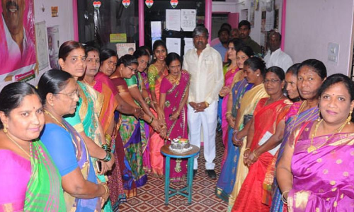 Minister felicitates women leaders