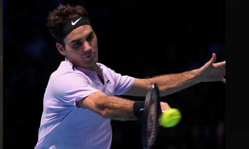 Australian Open: Federer eases into quarters