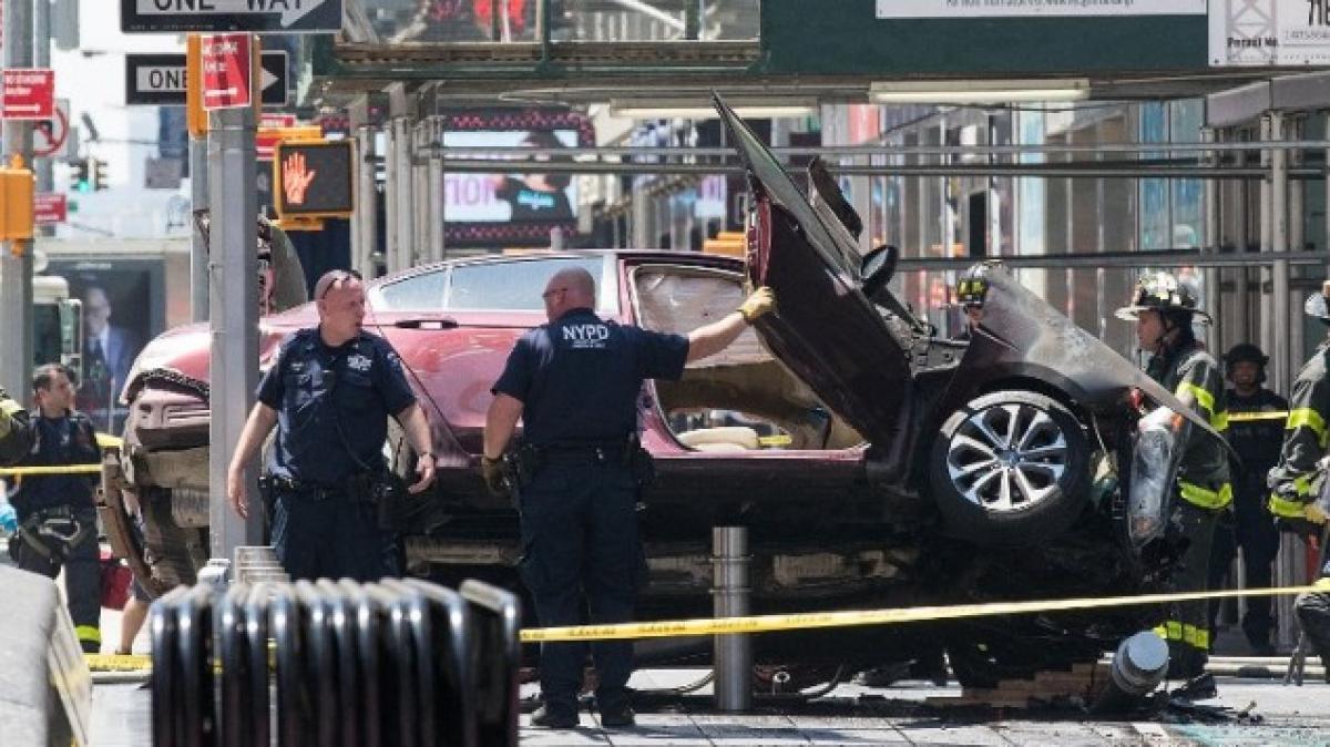 Car plows into New Yorks Times Square crowd; 1 dead, about 20 hurt