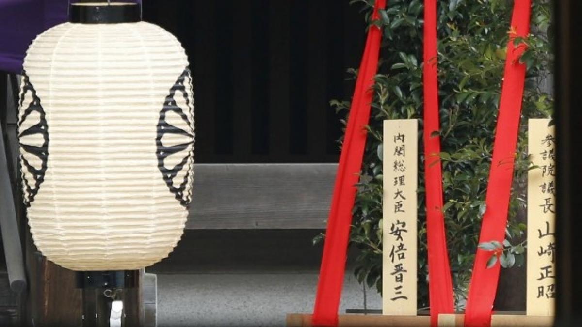 Japans Shinzo Abe makes ritual offering at Yasukuni shrine to World War II dead