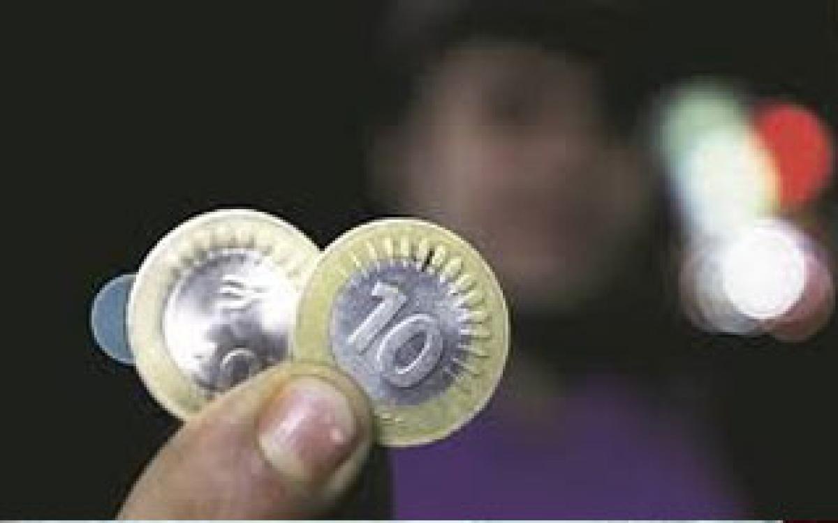 Traders reject 10-rupee coins