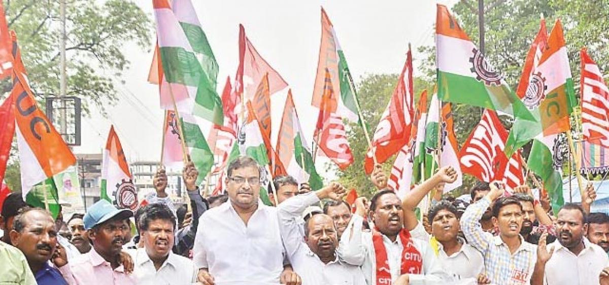 Nizamabad IFTU holds dharna, demands justice to workers