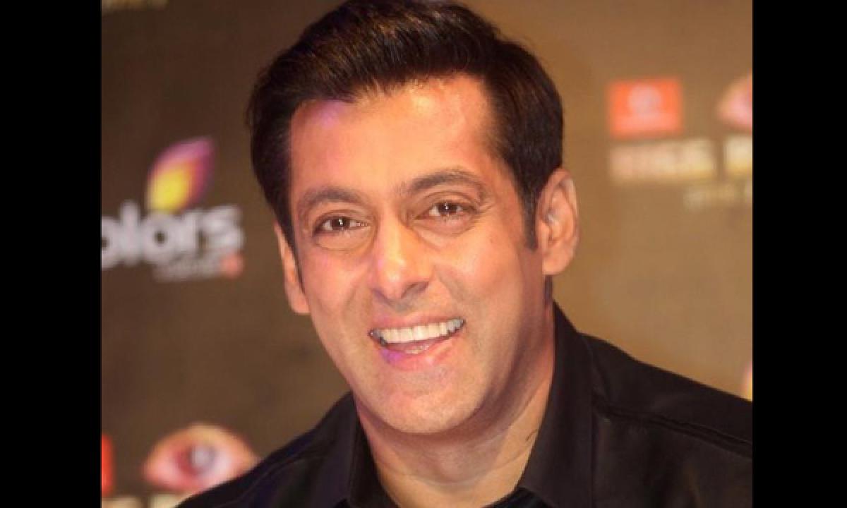 Salman joins drive to end open defecation in Mumbai