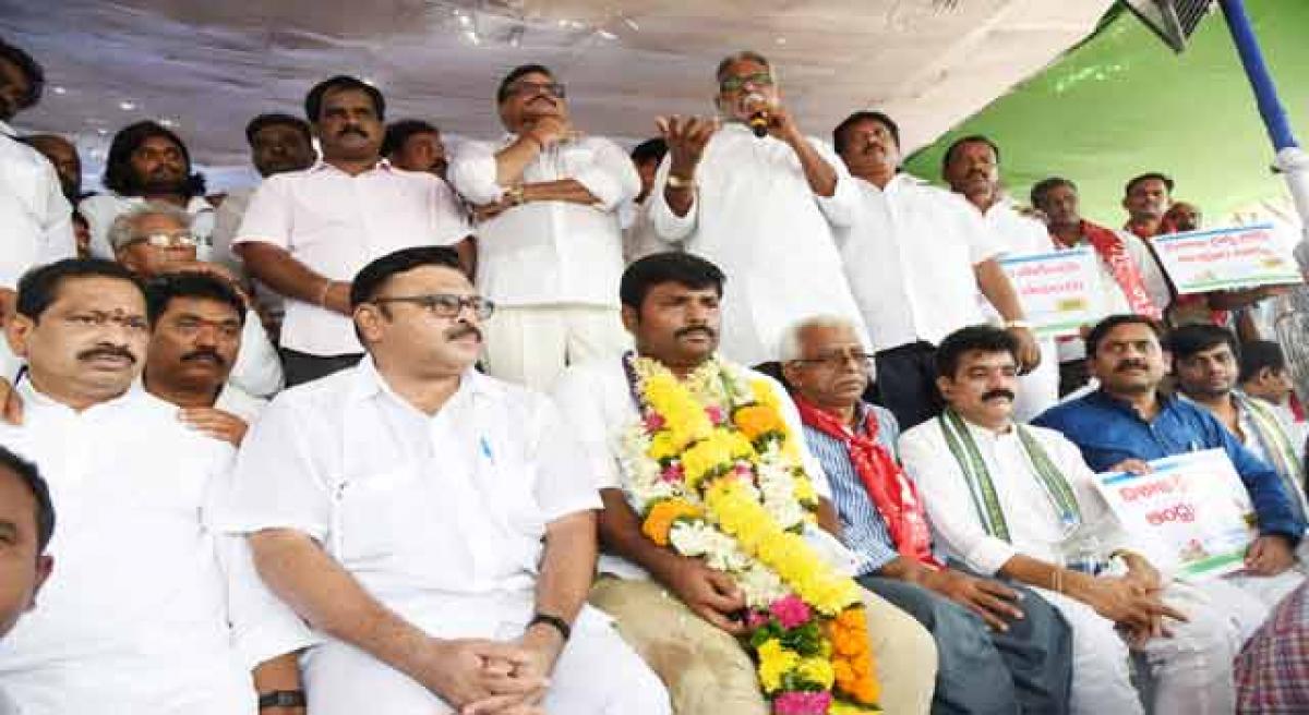 YSRCP leader launches indefinite fast for Railway zone