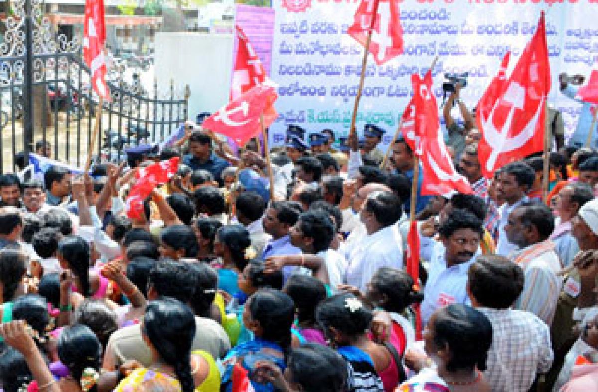 Municipal workers lay siege to Collectorate