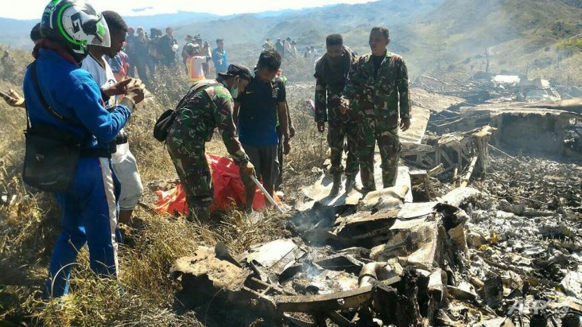 Indonesia: 13 killed in plane crash