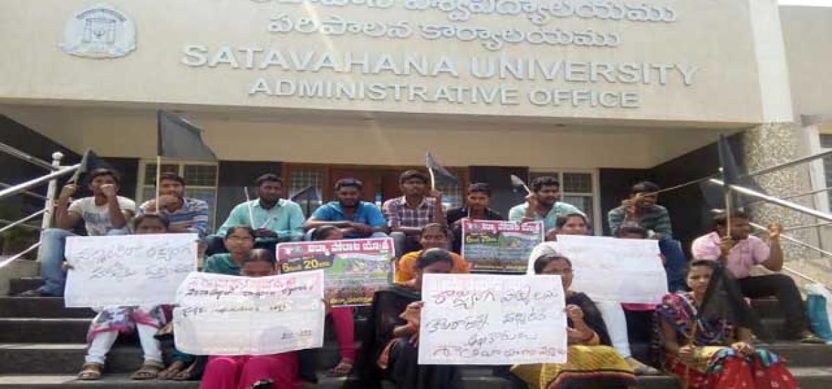 Shatavahana University students hold dharna against denial of permission