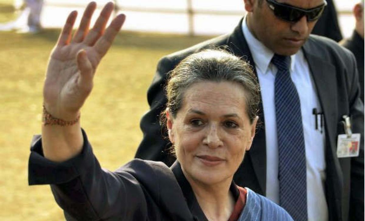 Who are the invitees to Sonia Gandhis Iftar party?