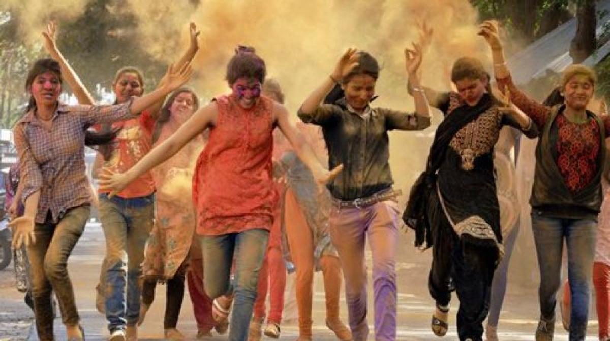 DU hostels bar girls from leaving the premises on Holi