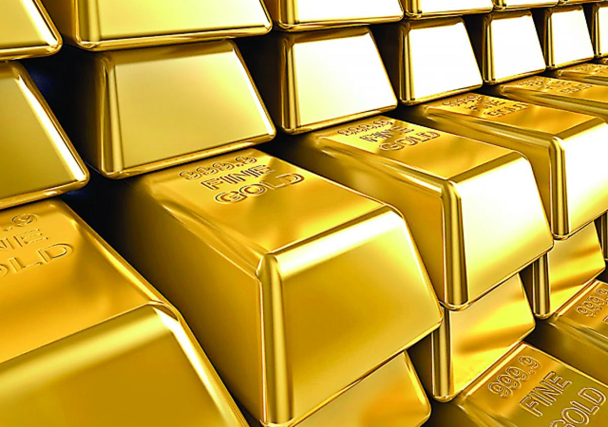 Global cues drag gold prices