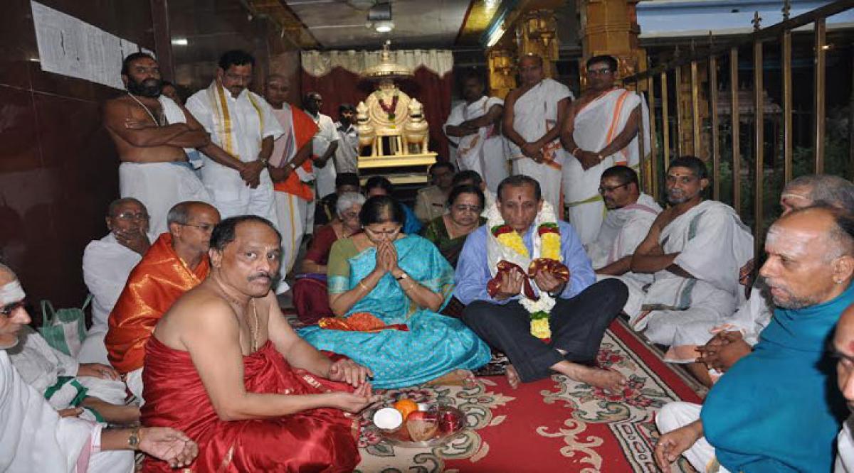 Governor offers special prayers at Durga temple