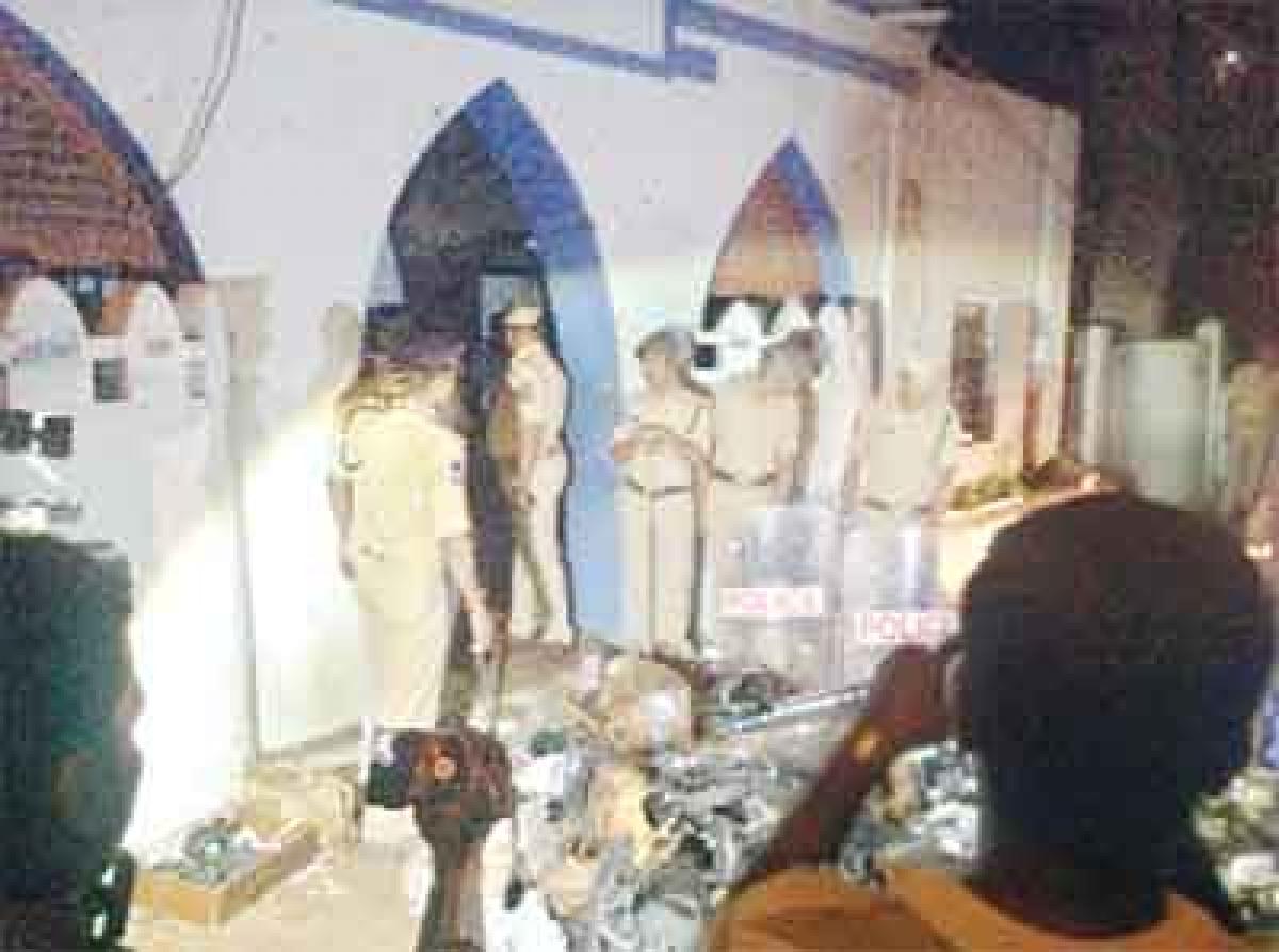 Mob attacks Marredpally police station