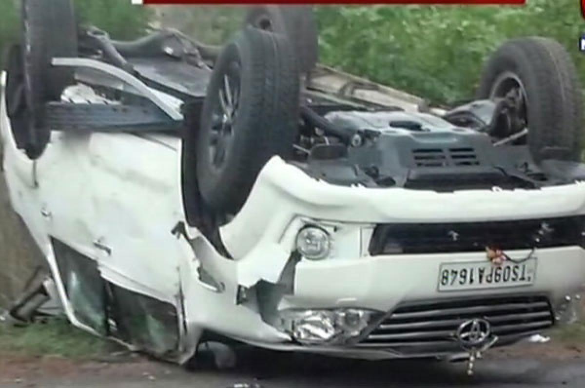 Etela Rajender suffers minor injuries in road accident