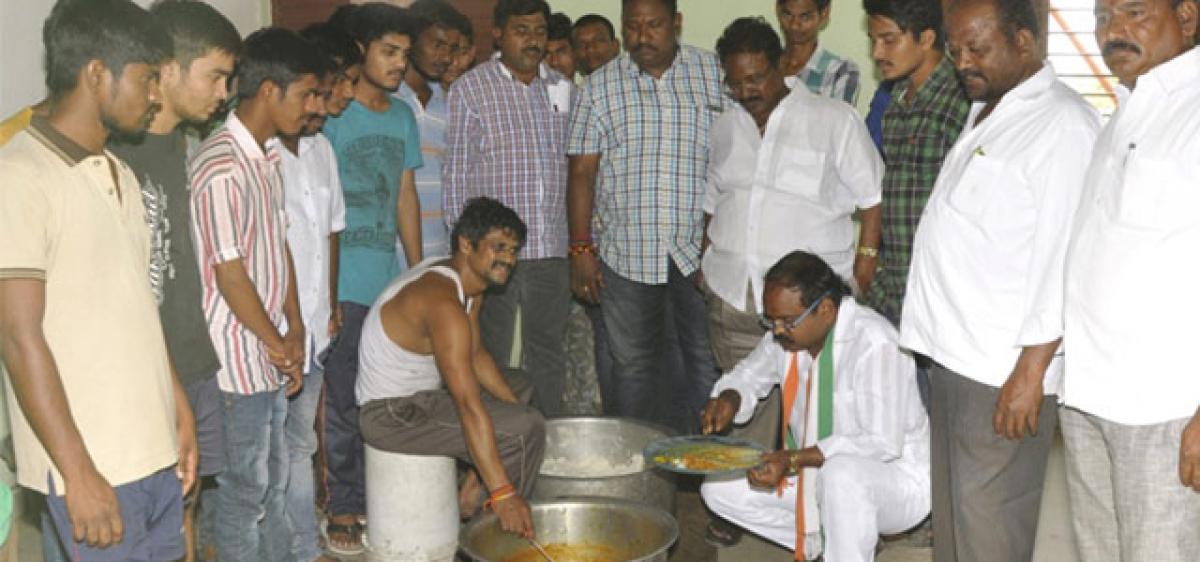 Warangal congress demands amenities at social welfare hostels