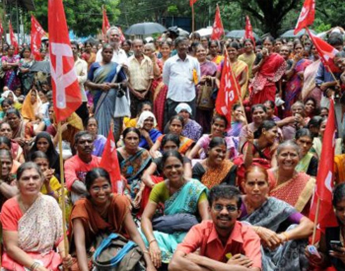 Beedi workers stage protest for pension