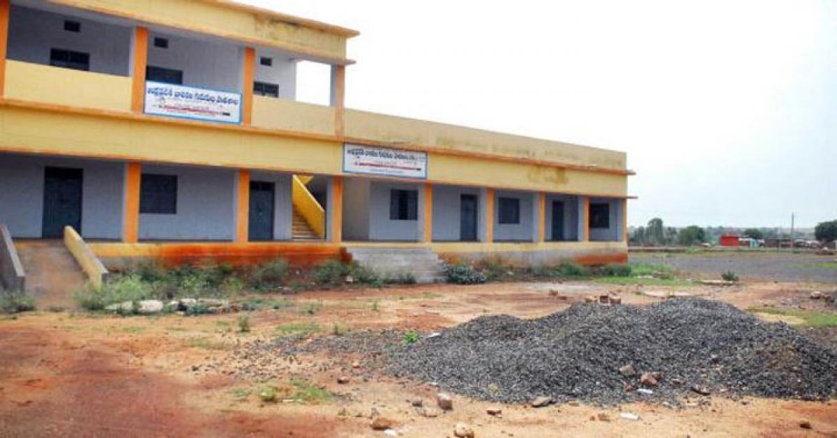 Telangana Govt to build quarters, school at Raj Bhavan 