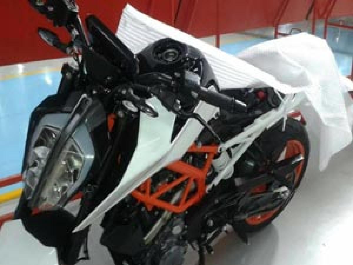 2017 KTM Duke 390 spotted without camouflage