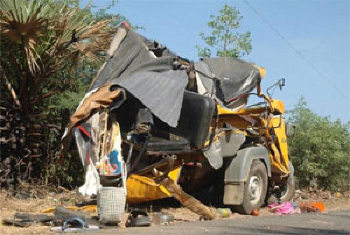 Three dead, 7 hurt as auto hits lorry