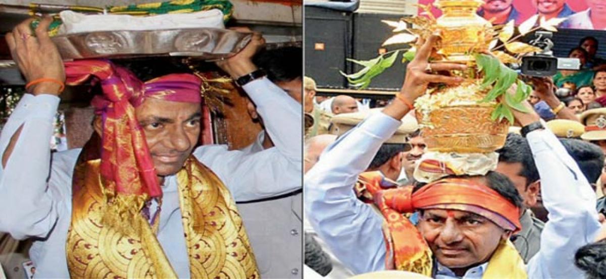 KCR, Ministers visit Mahankali temple.