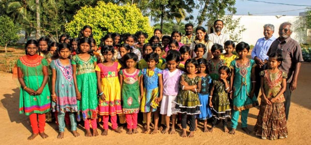 This railway clerk rescues  children who beg, steal on platforms 