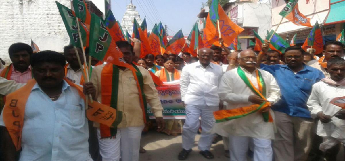 BJP rallies behind ryots