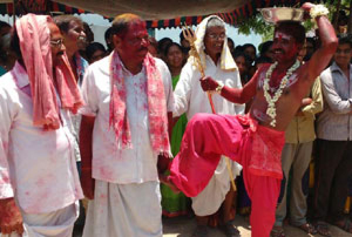 Strange ritual of kicking devotees held at Sidda Rameswara temple