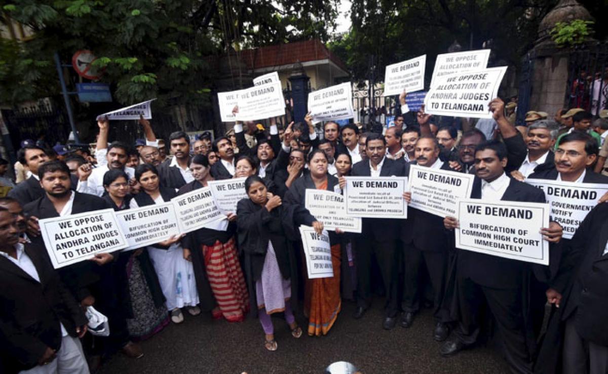 Telangana lawyers stage rally to Raj Bhavan; taken into custody