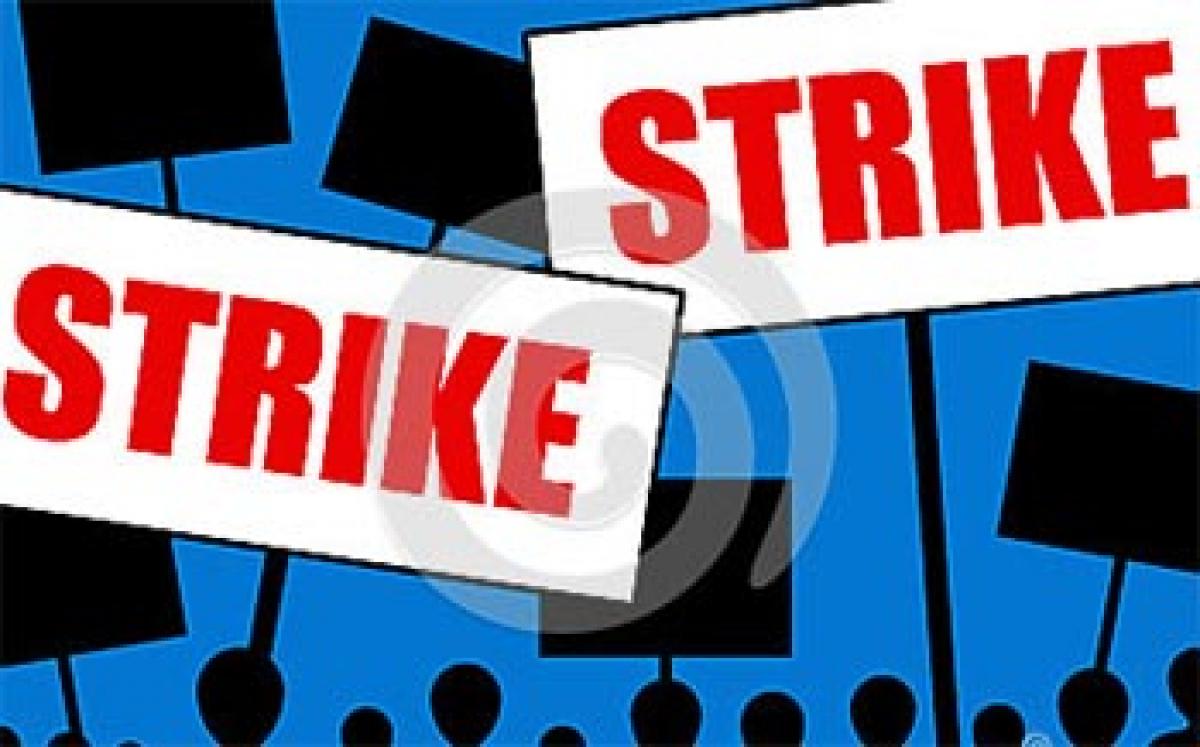 Varsity teachers threaten strike