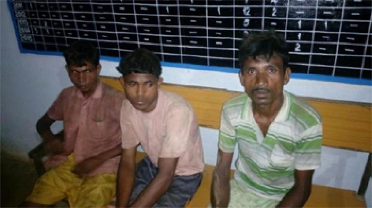 Security forces apprehend three Naxals in Chhattisgarh