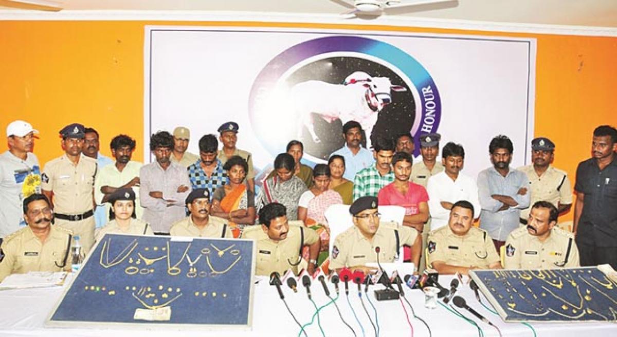 10 burglars held 25.6 lakh worth booty seized