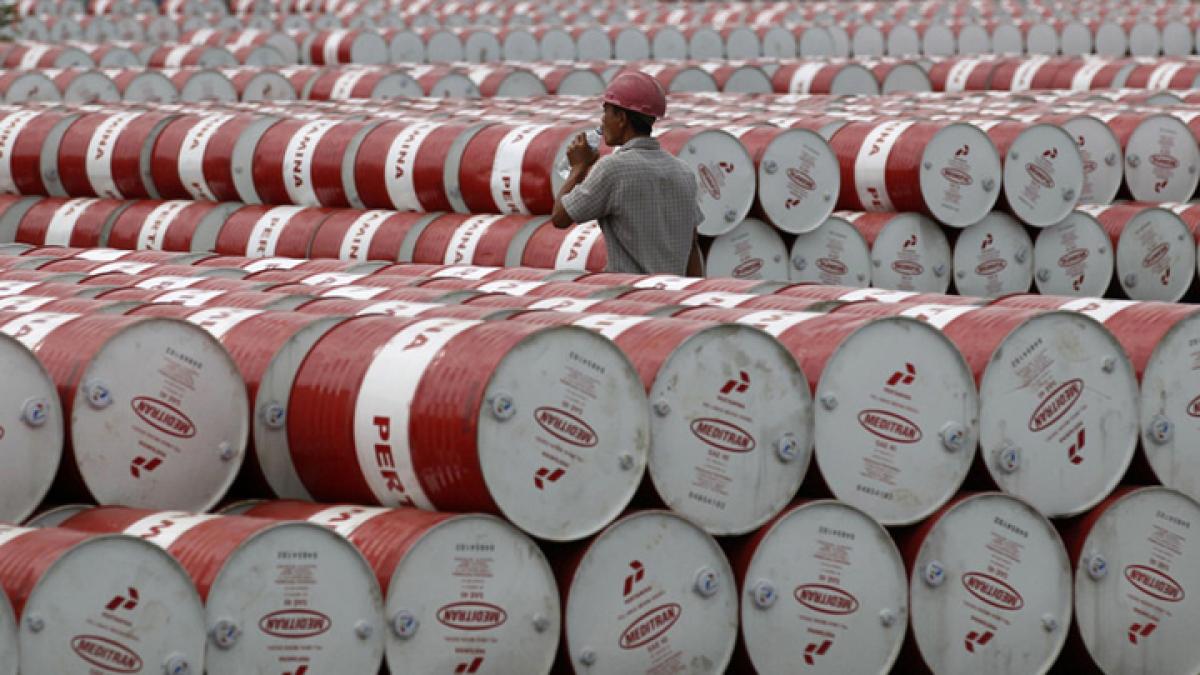 OPEC deal unlikely as oil glut worsens