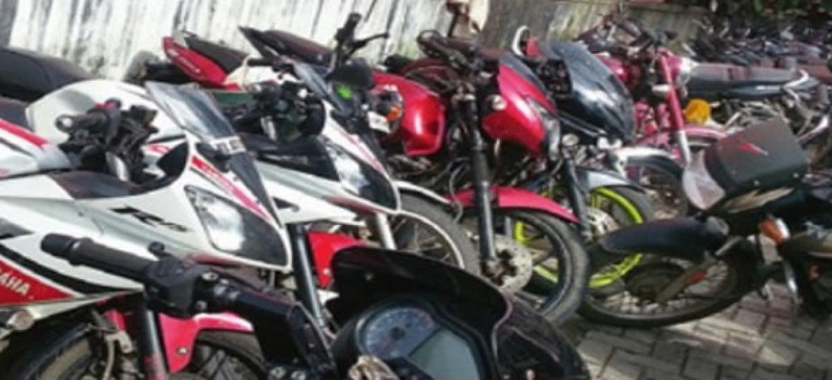 82 two-wheelers, 17 autos seized