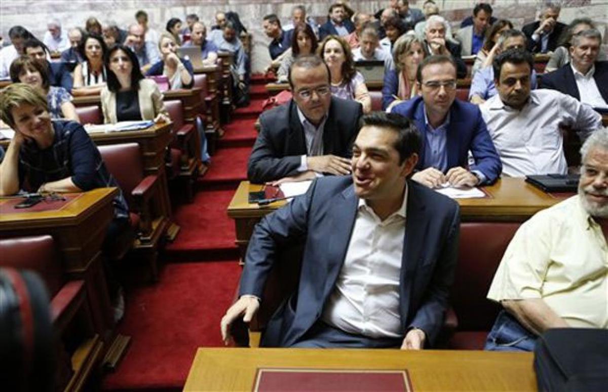 Greek parliament approves bailout measures as Syriza fragments