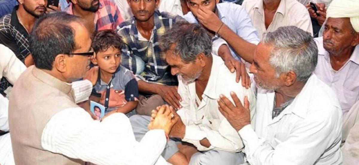 Madhya Pradesh CM gives Rs 1 crore to dead farmers family
